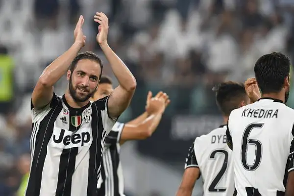Subito il marchio di Higuain sulla nuova Juve di Allegri. Al Pipita bastano 8' dal suo ingresso in campo per trascinare alla vittoria i bianconeri, che superano la Fiorentina all'esordio allo Stadium.