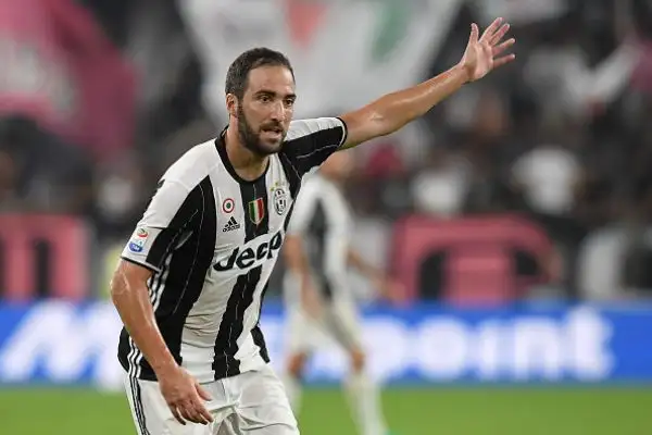 Subito il marchio di Higuain sulla nuova Juve di Allegri. Al Pipita bastano 8' dal suo ingresso in campo per trascinare alla vittoria i bianconeri, che superano la Fiorentina all'esordio allo Stadium.
