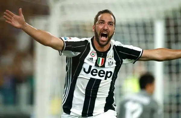 Subito il marchio di Higuain sulla nuova Juve di Allegri. Al Pipita bastano 8' dal suo ingresso in campo per trascinare alla vittoria i bianconeri, che superano la Fiorentina all'esordio allo Stadium.