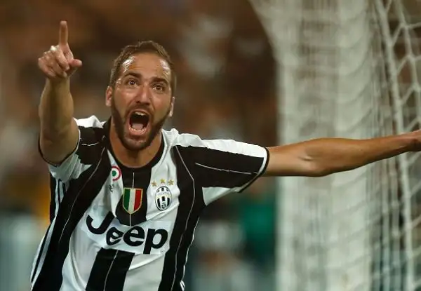 Subito il marchio di Higuain sulla nuova Juve di Allegri. Al Pipita bastano 8' dal suo ingresso in campo per trascinare alla vittoria i bianconeri, che superano la Fiorentina all'esordio allo Stadium.