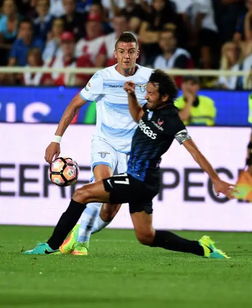 Poker della Lazio a Bergamo: i biancocelesti dilagano nel primo tempo con Immobile, Hoedt e l'esordiente Lombardi, poi soffrono il ritorno degli orobici, a segno due volte  Kessie.
