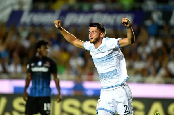 Poker della Lazio a Bergamo: i biancocelesti dilagano nel primo tempo con Immobile, Hoedt e l'esordiente Lombardi, poi soffrono il ritorno degli orobici, a segno due volte  Kessie.