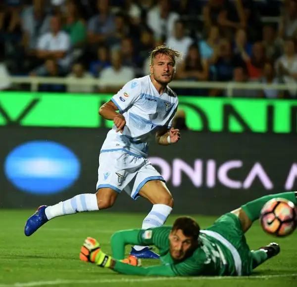 Poker della Lazio a Bergamo: i biancocelesti dilagano nel primo tempo con Immobile, Hoedt e l'esordiente Lombardi, poi soffrono il ritorno degli orobici, a segno due volte  Kessie.