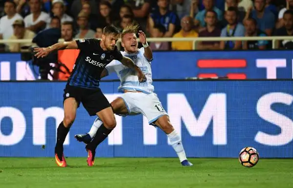 Poker della Lazio a Bergamo: i biancocelesti dilagano nel primo tempo con Immobile, Hoedt e l'esordiente Lombardi, poi soffrono il ritorno degli orobici, a segno due volte  Kessie.