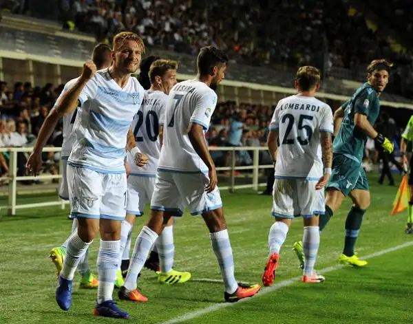 Poker della Lazio a Bergamo: i biancocelesti dilagano nel primo tempo con Immobile, Hoedt e l'esordiente Lombardi, poi soffrono il ritorno degli orobici, a segno due volte  Kessie.
