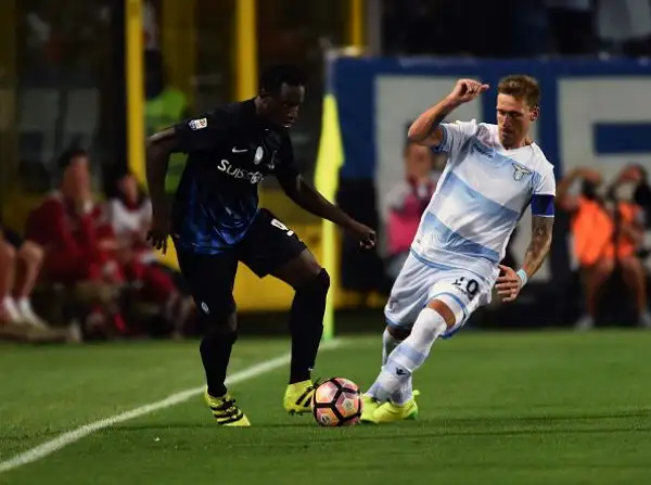 Poker della Lazio a Bergamo: i biancocelesti dilagano nel primo tempo con Immobile, Hoedt e l'esordiente Lombardi, poi soffrono il ritorno degli orobici, a segno due volte  Kessie.