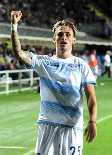 Poker della Lazio a Bergamo: i biancocelesti dilagano nel primo tempo con Immobile, Hoedt e l'esordiente Lombardi, poi soffrono il ritorno degli orobici, a segno due volte  Kessie.
