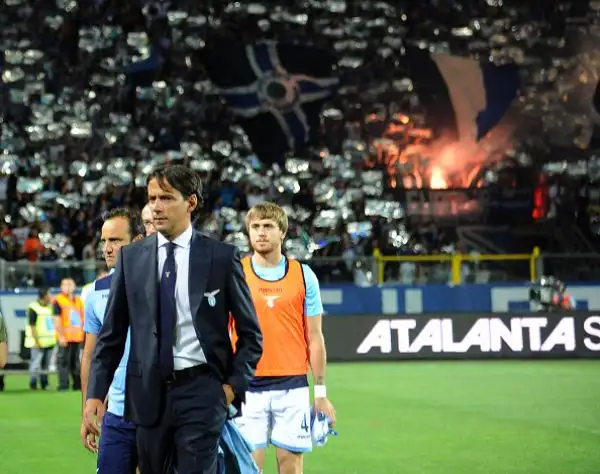 Poker della Lazio a Bergamo: i biancocelesti dilagano nel primo tempo con Immobile, Hoedt e l'esordiente Lombardi, poi soffrono il ritorno degli orobici, a segno due volte  Kessie.