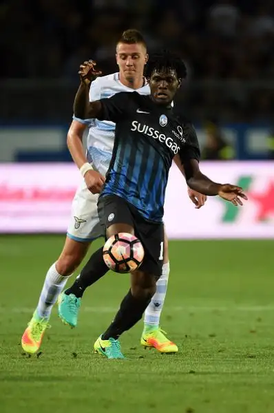Poker della Lazio a Bergamo: i biancocelesti dilagano nel primo tempo con Immobile, Hoedt e l'esordiente Lombardi, poi soffrono il ritorno degli orobici, a segno due volte  Kessie.
