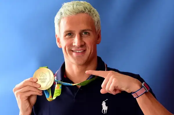 Ryan Lochte ha pagato caro la notte brava inventandosi di essere stato rapinato con altri nuotatori, smascherato esce distrutto come persona e come atleta, gli sponsor gli hanno voltato le spalle.