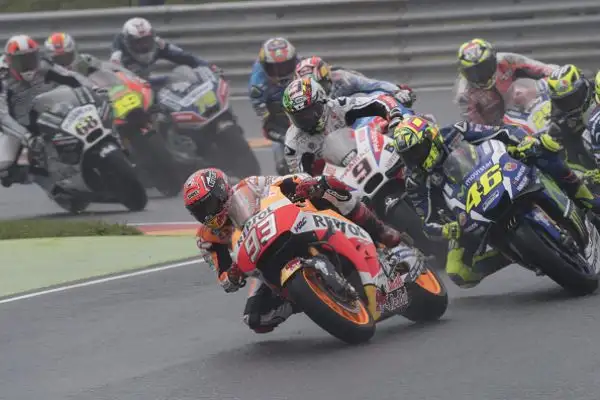 Marquez trionfa e scappa, Rossi solo ottavo. Gara da dimenticare per le Yamaha in Germania.