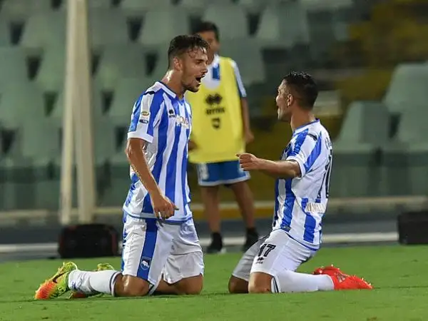 Passo falso per il Napoli vice campione d'Italia all'esordio in serie A. La squadra di Sarri  pareggia per 2-2 in casa della matricola Pescara. Benali, Caprari e due volte Mertens in gol.