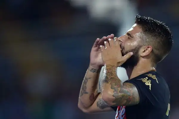 Passo falso per il Napoli vice campione d'Italia all'esordio in serie A. La squadra di Sarri  pareggia per 2-2 in casa della matricola Pescara. Benali, Caprari e due volte Mertens in gol.