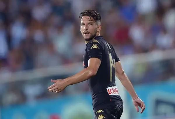 Passo falso per il Napoli vice campione d'Italia all'esordio in serie A. La squadra di Sarri  pareggia per 2-2 in casa della matricola Pescara. Benali, Caprari e due volte Mertens in gol.