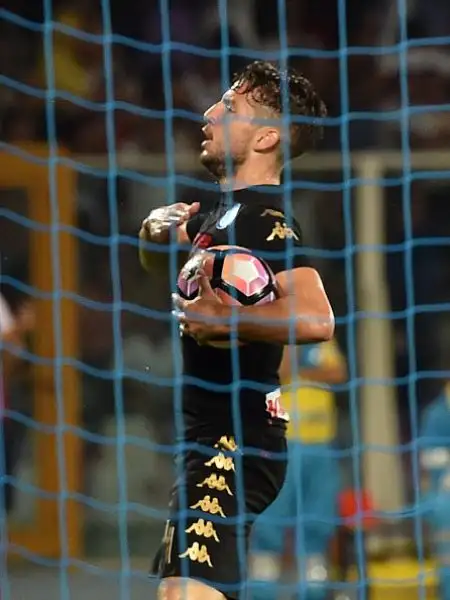 Passo falso per il Napoli vice campione d'Italia all'esordio in serie A. La squadra di Sarri  pareggia per 2-2 in casa della matricola Pescara. Benali, Caprari e due volte Mertens in gol.