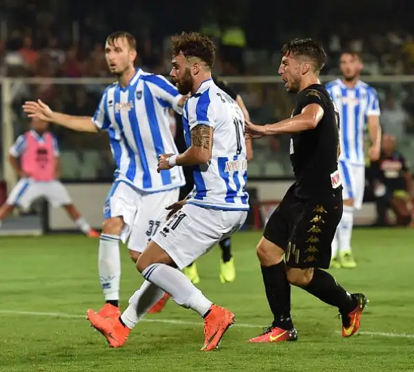 Passo falso per il Napoli vice campione d'Italia all'esordio in serie A. La squadra di Sarri  pareggia per 2-2 in casa della matricola Pescara. Benali, Caprari e due volte Mertens in gol.