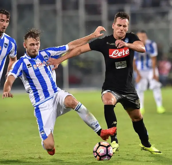 Passo falso per il Napoli vice campione d'Italia all'esordio in serie A. La squadra di Sarri  pareggia per 2-2 in casa della matricola Pescara. Benali, Caprari e due volte Mertens in gol.