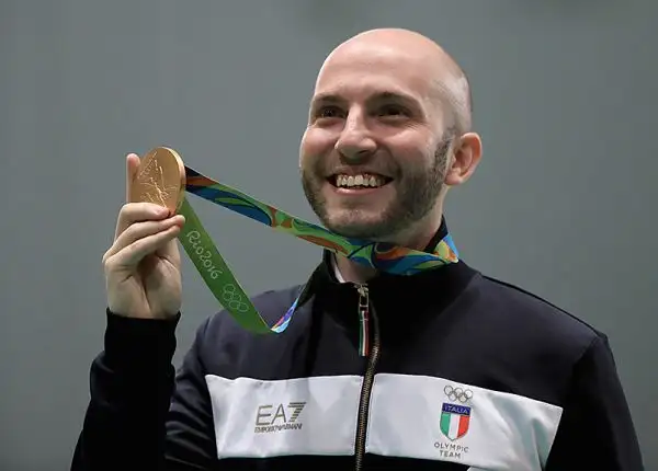 Il nostro tiratore ha rischiato nelle prime fasi, dove è stato a lungo tra la terza e la quarta posizione, ma dopo aver ottenuto la matematica certezza del podio non ha più sbagliato un colpo.