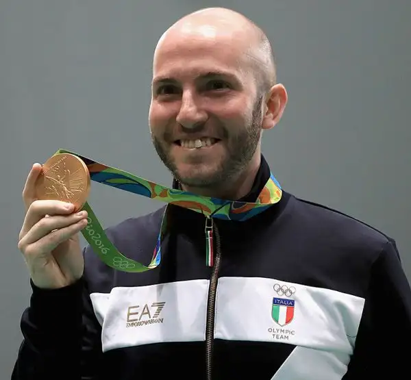 Il nostro tiratore ha rischiato nelle prime fasi, dove è stato a lungo tra la terza e la quarta posizione, ma dopo aver ottenuto la matematica certezza del podio non ha più sbagliato un colpo.