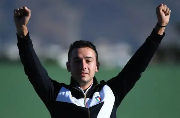 Il nostro tiratore ha conquistato la medaglia d'oro, al termine di una giornata assolutamente perfetta. Il ventunenne rompendo tutti i piattelli della finale ha battuto lo svedese Svensson.