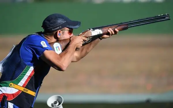 Il nostro tiratore ha conquistato la medaglia d'oro, al termine di una giornata assolutamente perfetta. Il ventunenne rompendo tutti i piattelli della finale ha battuto lo svedese Svensson.