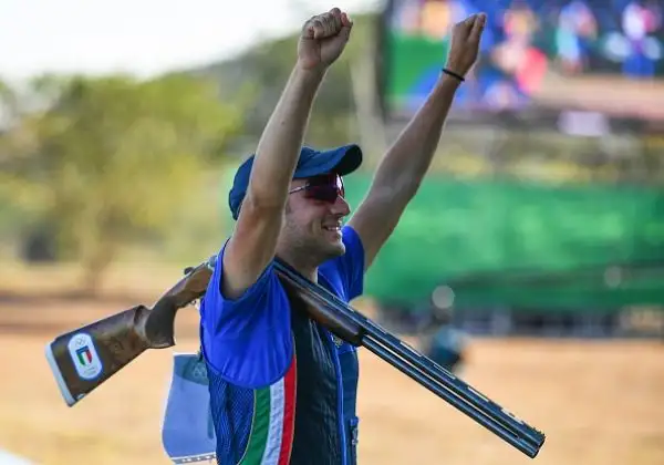 Il nostro tiratore ha conquistato la medaglia d'oro, al termine di una giornata assolutamente perfetta. Il ventunenne rompendo tutti i piattelli della finale ha battuto lo svedese Svensson.