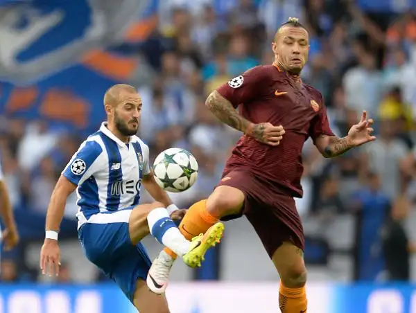 Poteva andare peggio alla Roma, vista l'espulsione di Vermaelen al termine del primo tempo, ma con l'inferiorità numerica riesce a strappare un prezioso pareggio nell'andata del preliminari.