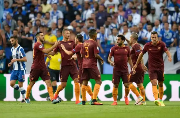 Poteva andare peggio alla Roma, vista l'espulsione di Vermaelen al termine del primo tempo, ma con l'inferiorità numerica riesce a strappare un prezioso pareggio nell'andata del preliminari.