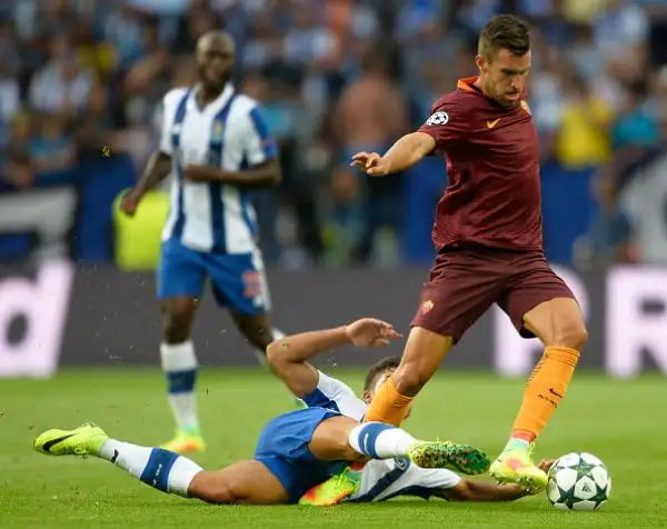 Poteva andare peggio alla Roma, vista l'espulsione di Vermaelen al termine del primo tempo, ma con l'inferiorità numerica riesce a strappare un prezioso pareggio nell'andata del preliminari.