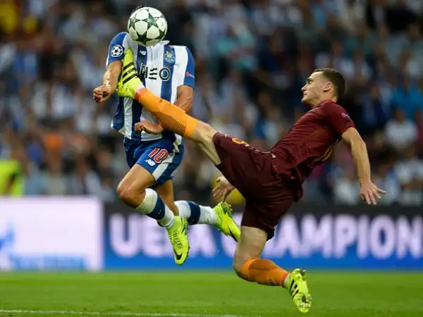Poteva andare peggio alla Roma, vista l'espulsione di Vermaelen al termine del primo tempo, ma con l'inferiorità numerica riesce a strappare un prezioso pareggio nell'andata del preliminari.