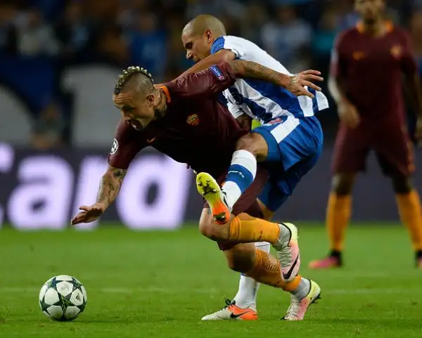 Poteva andare peggio alla Roma, vista l'espulsione di Vermaelen al termine del primo tempo, ma con l'inferiorità numerica riesce a strappare un prezioso pareggio nell'andata del preliminari.