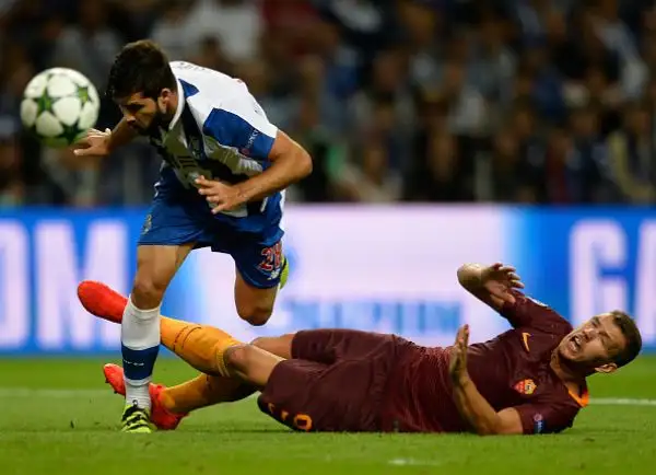 Poteva andare peggio alla Roma, vista l'espulsione di Vermaelen al termine del primo tempo, ma con l'inferiorità numerica riesce a strappare un prezioso pareggio nell'andata del preliminari.