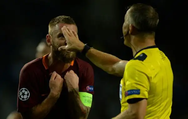 Poteva andare peggio alla Roma, vista l'espulsione di Vermaelen al termine del primo tempo, ma con l'inferiorità numerica riesce a strappare un prezioso pareggio nell'andata del preliminari.