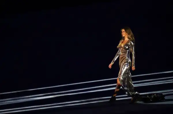 Gisele Bundchen incanta il Maracana con l’ultima sfilata della carriera sulle note de "La Ragazza di Ipanema" suonata da Tom Jobim.