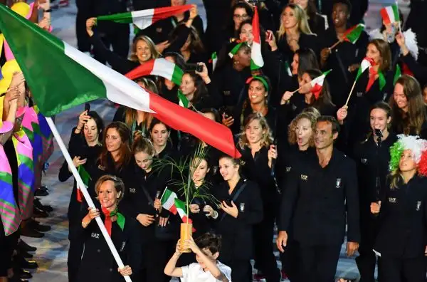 Alle 2.53 italiane circa 150 dei 314 atleti che compongono la spedizione italiana sfilano sul Maracana guidati da un’emozionata Federica Pellegrini.