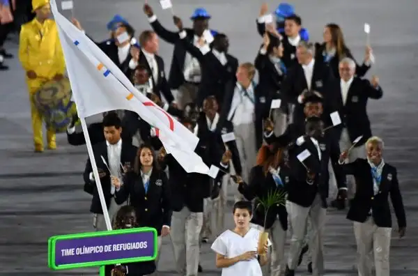 Al Maracana ci sono applausi per tutti, ma i più convinti sono per la delegazione dei rifugiati, al debutto assoluto ai Giochi. Tutti in piedi.
