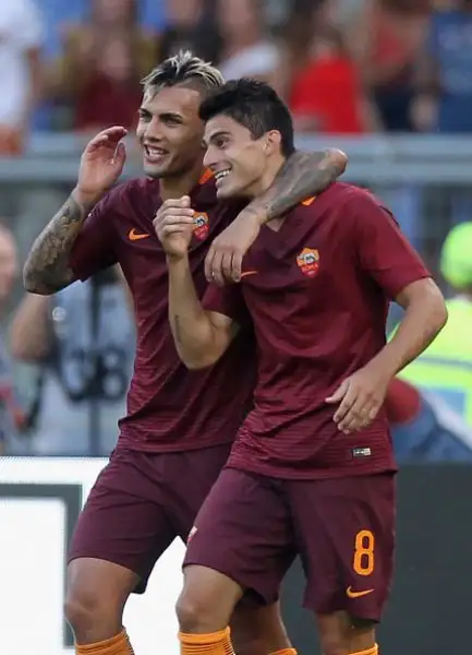 Esordio in goleada per la Roma in serie A. All'Olimpico la squadra di Spalletti lancia un messaggio alla favoritissima Juve travolgendo l'Udinese grazie alla doppietta di Perotti, Dzeko e Salah.