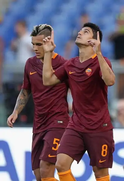 Esordio in goleada per la Roma in serie A. All'Olimpico la squadra di Spalletti lancia un messaggio alla favoritissima Juve travolgendo l'Udinese grazie alla doppietta di Perotti, Dzeko e Salah.