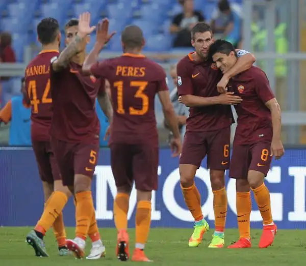 Esordio in goleada per la Roma in serie A. All'Olimpico la squadra di Spalletti lancia un messaggio alla favoritissima Juve travolgendo l'Udinese grazie alla doppietta di Perotti, Dzeko e Salah.