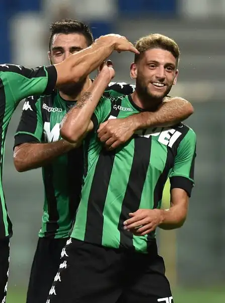 Trionfo dei neroverdi nell'andata del playoff contro la Stella Rossa, travolta 3-0: Berardi e Politano e Defrel mattatori. Sugli spalti incredibilmente l'ultras serbo Ivan “Il Terribile” Bogdanov.