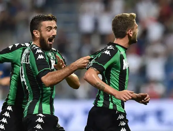 Trionfo dei neroverdi nell'andata del playoff contro la Stella Rossa, travolta 3-0: Berardi e Politano e Defrel mattatori. Sugli spalti incredibilmente l'ultras serbo Ivan “Il Terribile” Bogdanov.