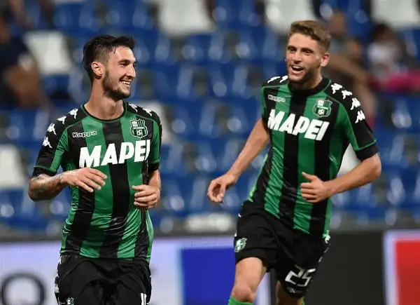 Trionfo dei neroverdi nell'andata del playoff contro la Stella Rossa, travolta 3-0: Berardi e Politano e Defrel mattatori. Sugli spalti incredibilmente l'ultras serbo Ivan “Il Terribile” Bogdanov.