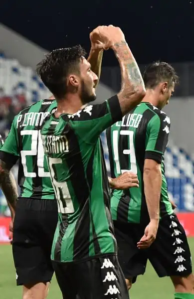 Trionfo dei neroverdi nell'andata del playoff contro la Stella Rossa, travolta 3-0: Berardi e Politano e Defrel mattatori. Sugli spalti incredibilmente l'ultras serbo Ivan “Il Terribile” Bogdanov.