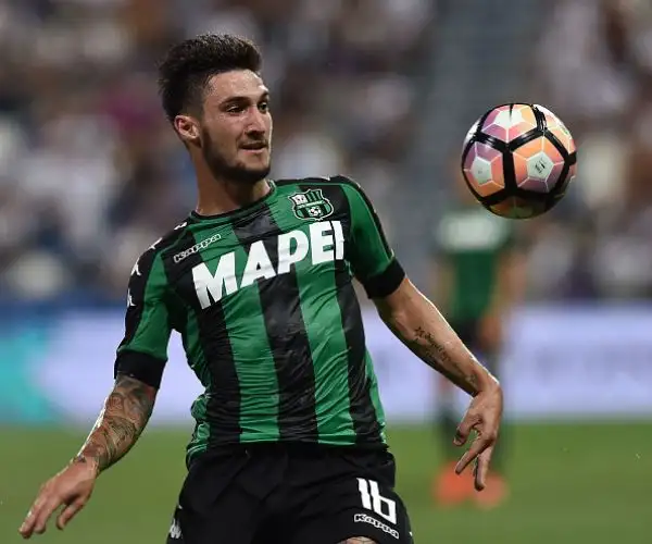 Trionfo dei neroverdi nell'andata del playoff contro la Stella Rossa, travolta 3-0: Berardi e Politano e Defrel mattatori. Sugli spalti incredibilmente l'ultras serbo Ivan “Il Terribile” Bogdanov.