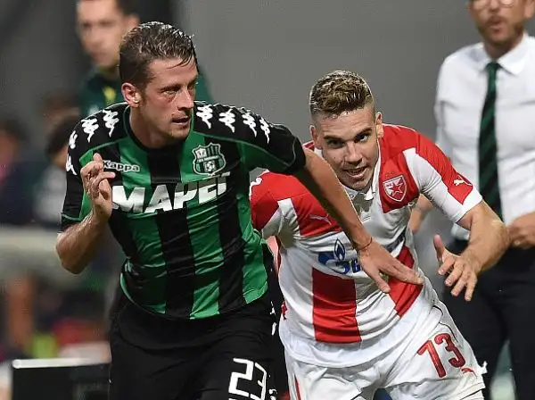Trionfo dei neroverdi nell'andata del playoff contro la Stella Rossa, travolta 3-0: Berardi e Politano e Defrel mattatori. Sugli spalti incredibilmente l'ultras serbo Ivan “Il Terribile” Bogdanov.