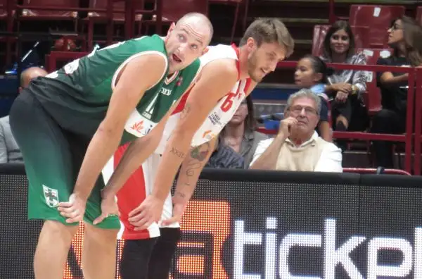 La squadra di Sacripanti grazie ad un canestro a fil di sirena di Ragland si è aggiudicata la prima semifinale della Supercoppa.