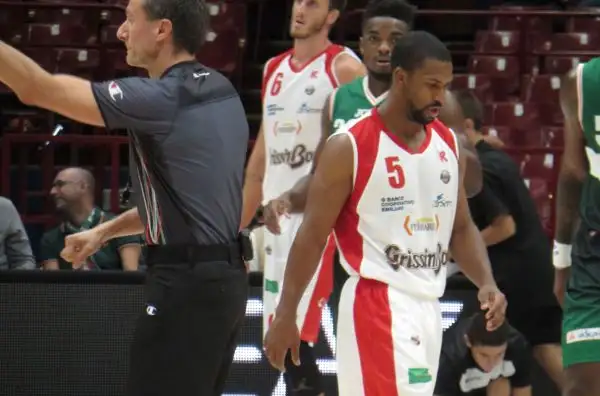La squadra di Sacripanti grazie ad un canestro a fil di sirena di Ragland si è aggiudicata la prima semifinale della Supercoppa.