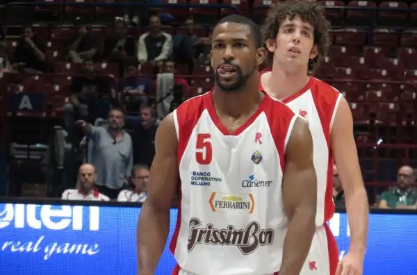 La squadra di Sacripanti grazie ad un canestro a fil di sirena di Ragland si è aggiudicata la prima semifinale della Supercoppa.