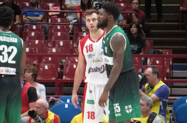 La squadra di Sacripanti grazie ad un canestro a fil di sirena di Ragland si è aggiudicata la prima semifinale della Supercoppa.