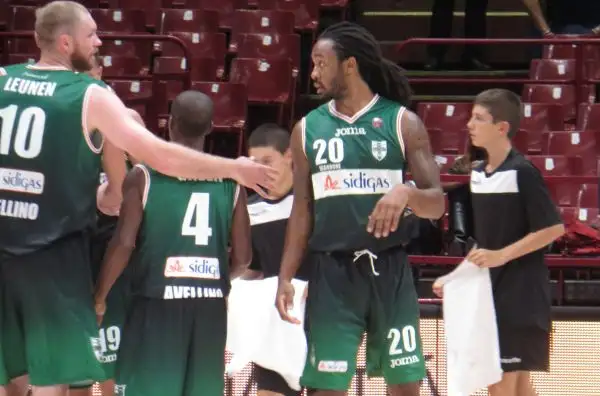 La squadra di Sacripanti grazie ad un canestro a fil di sirena di Ragland si è aggiudicata la prima semifinale della Supercoppa.
